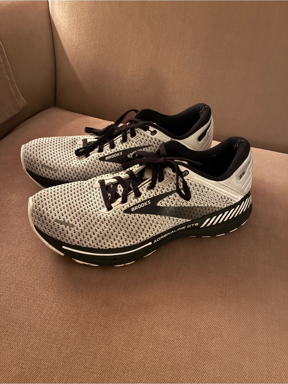 Brooks Women’s Adrenaline GTS Running Shoes - White & Black size 10 medium